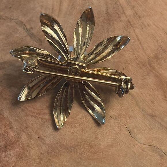 Vintage Gold Tone Flower Brooch with Pearl Center - Picture 2 of 3